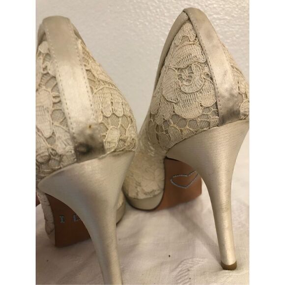 Vintage Stuart Weitzman Ivory Satin Lace Round Toe Wedding Pumps Heels 10 - Picture 5 of 15